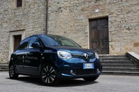 全長×全幅×全高は3615×1646×1557mm。ホイールベースは2492mm。カステッリーナ・イン・キャンティ地方の、12世紀にまで歴史をさかのぼる聖レオニーノ・ディ・コーニオ教区教会で。