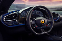 「フェラーリ296GTS」の運転席まわり。ドライバーインフォメーションディスプレイの操作や「eマネッティーノ」のセレクトはもちろん、スタートスイッチも空調のコントロールパネルも灯火類やドアミラーの操作系も、ぜんぶタッチ式だ。