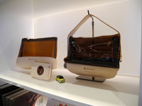 オリジナルコラボアイテムはマカロンバッグ、ポーチ、コインケースの3点とマカロン7個入り限定BOX付き(2万5920円)。