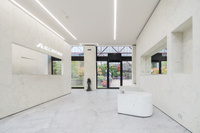 アルカンターラは、自動車の内装素材などで知られるイタリアの高級マテリアルメーカーであり、ミラノの本社とネラ・モントロの製造拠点を通じて、世界規模で事業を展開している。