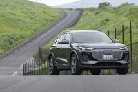 2025年4月に国内販売がスタートした「アウディQ6 e-tron」。後輪駆動の「Q6 e-tron」と4WDの「Q6 e-tronクワトロ アドバンスト」(今回の試乗車)、さらにハイパフォーマンスモデルの「SQ6 e-tron」(4WD)がラインナップされている。
