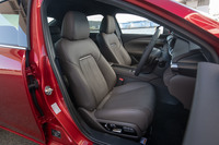 自然な着座姿勢や快適な座り心地、高いフィット性および支持性を追求した新設計のシート。上級グレード「Lパッケージ」には、ナッパレザーの表皮が用いられる。