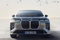 超巨大キドニーグリルで注目を集める、最新の「BMW 7シリーズ」。このデザインも、追い上げてくる新興メーカーを迎え撃つための、苦闘の結果なのかもしれない……。