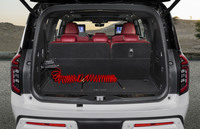 3列目使用時の荷室の広さはご覧のとおり。左の壁面にはエアコンプレッサーが備わっている。