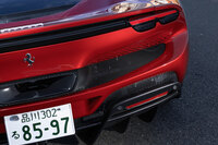 リアまわりでは、エキゾーストシステムを上方に配置することで、車体底部のディフューザーとして使えるスペースを拡大。左右テールランプのあいだには格納式のスポイラーが設けられており、必要に応じてせり出すことでダウンフォースを増大させる。