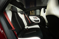 ホイールベースが拡大しているが、後席はレッグルーム、ショルダールームとも先代モデルよりもわずかに縮小。ヘッドルームが28mmも拡大しているのは全車に標準装備の固定式ガラスルーフのおかげだ。