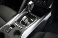 トランスミッションは7段のデュアルクラッチ式ATを採用する。シフトレバー手前の穴は「コインを入れるなどご自由に」(ルノー・ジャポン)とのことだが、実は本国仕様車では、ドライブモードセレクターが設置されている部分である。