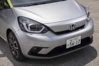 「フィットe:HEV」のフロントまわり。新型フィットでは、ユーザーに親しみを感じてもらえるよう、柴犬をモチーフにしたフロントデザインが採用されている。