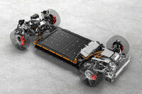 ポルシェとアウディが共同開発した「プレミアムプラットフォームエレクトリック(PPE)」。バッテリーには三元系リチウムイオン電池を使用しており、安全性を確保しつつニッケル・コバルト・マンガンの使用量を8:1:1とすることで、エネルギー密度を高めている。