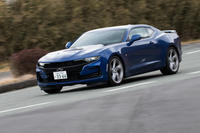 「SS」のボンネットには、エンジンルーム内の空気を排出する大型のエアアウトレットが設けられており、エンジンの冷却と空力性能の向上に寄与している。