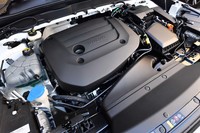 ISGMを組み合わせることでエネルギー効率の向上が図られた「XC40 B5」の2リッター直4ターボエンジン。エンジン自体、「T5」の純ガソリンエンジンからは約9割のパーツが変更されている。気筒休止機構も備わる。