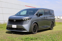 新型「エルグランド」は2026年夏に発売予定。16年ぶりのモデルチェンジという歴史的瞬間に立ち会える。