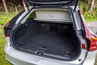 後席使用時の荷室容量は560リッターで、後席背もたれを前方に倒せば最大1526リッターに拡大できる。荷室床面の一部を垂直に立ち上げ、フックとストラップで荷物を簡単に固定できるバッグホルダーも備わっている。