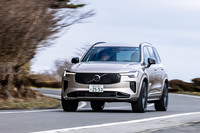 箱根のワインディングロードを行く「XC90ウルトラT8 AWDプラグインハイブリッド」。ドライブモードは、走行の基本となる「Hybrid」とアクセルに対する反応が速くなりスポーティーな走りを楽しめる「Power」、電気だけで走行する「Pure」、AWDに固定されヒルディセントコントロールが作動する「Off-road」、滑りやすい路面の走行に好適な「AWD」の5種類が用意されている。