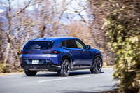 「M」モデル初の「インテグラルアクティブステアリング」(四輪操舵機構)を搭載。高速走行時の走行安定性を向上させる一方で、Uターンや車庫入れなどの低速時には小回りが利く。