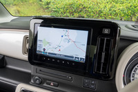 「全方位モニター付きメモリーナビゲーション」は18万7000円の有償オプション。携帯端末のミラーリング機能付きで、SDLのアプリにも対応している。