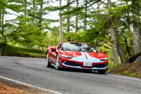 「アセットフィオラノ」パッケージ装着車の足まわりには、標準仕様の電子制御ダンパーに替えて、モータースポーツの技術を用いたというマルチマチックダンパーが装備される。