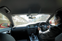 調整シロが豊かなA5のシートに身を沈める。インストゥルメントパネルのデザインは、ドライバーコンシャスなものだ。