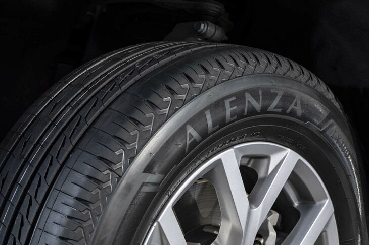 「アレンザ」は、オンロードでの快適性や走りのよさを追求したSUV専用設計タイヤのブランドだ。現在は「LX100」(写真)と「001」の、2つの製品をラインナップしている。