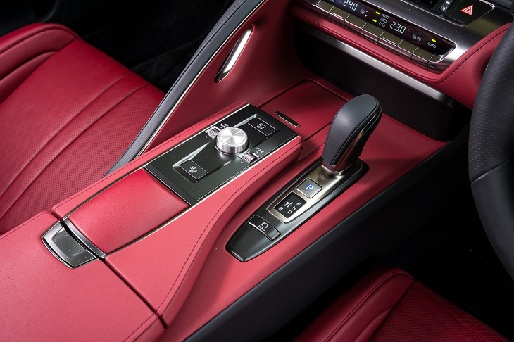 センターコンソールもほぼ一面がレザーで覆われる。残された樹脂の部分にも高品質なメタル調加工が施されている。