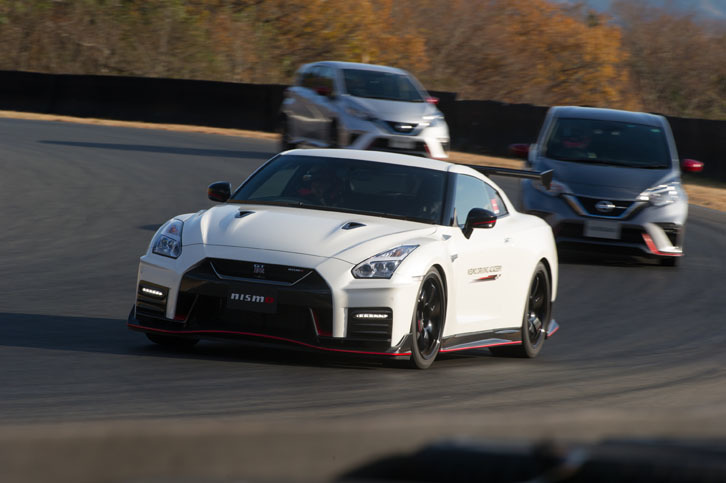 「GT-R NISMO」の先導でショートコースをドライブ。写真右手、「ダークメタルグレー」の「ノートe-POWER NISMO」が、筆者の駆るマシンである。