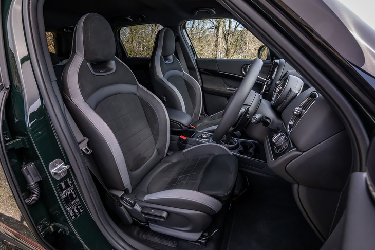「ジョンクーパーワークス」モデル専用シートの縁取りの部分は、従来型の赤からグレーへとカラーリングが変更されている。体を包み込むような適度にタイト感のあるシート形状だ。