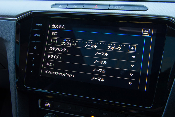「アルテオン」には、走行モード切り替え機構の「ドライビングプロファイル機能」が搭載されており、「カスタム」モードを選択すると、パワープラントやサスペンションなどのパラメーターを個別に設定することができる。