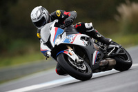 メインフレームで1kg、エンジンで4kg、排気機構で1.3kg、リアサスペンションで0.3kg……と、さまざまな箇所で軽量化を図ることにより、新型「S1000RR」はスタンダードモデルで197kgという軽さを実現している。