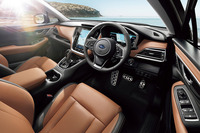 3層で構成されるダッシュボード中央上部に、11.6インチの縦型モニターを配置。質感の高い内装の仕上がりも新型のセリングポイントだ。