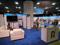 展示会場は今年も閑古鳥。来年は、AutoMobili-Dの開催はないかもしれない。