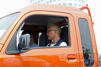 誤発進抑制制御を体感し、ステアリングを握った技術者と話し込む筆者。