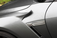 オリジナルデザインのフェンダーパネル。エアを上方に跳ね上げダウンフォースを増大させるフィンが設けられている。