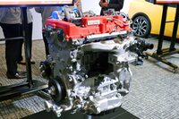 新開発の2リッター直4過給エンジン。新エンジンは電動化時代のエンジンの使われ方を想定したものだが、もちろん純エンジン車への搭載も可能だ。