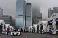 各チームのピットも当然、ストリートの一角に設置。テントを利用した簡易ガレージながら、作業エリアやエンジニアルーム、パーツストックヤードなどは十分な広さが確保されている。