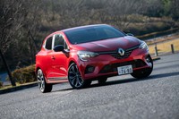 エクステリアデザインは欧州で大ヒットした先代モデルを踏襲。似てはいるが、ボンネットに施されたプレスラインなどによってフロントの迫力が増している。