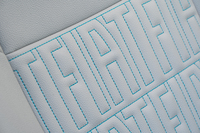 シートバックにはブルーのステッチで「FIAT」のモノグラムがあしらわれている。