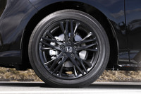 「ブラックエディション」ゆえにホイールは「マットベルリナブラック」で塗られる。上の写真のグリルはブラッククロームメッキだ。