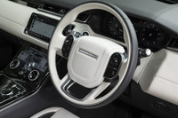 本革巻きのステアリングホイール。スポーク部には、オーディオやクルーズコントロール機能の操作スイッチが備わる。