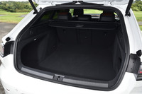 荷室容量は後席使用時で565リッター(VDA計測値)。キーを持った人の足の動きで作動する挟み込み防止機能・イージーオープン&クローズ機能付き「オートマチックテールゲート」が標準装備される。