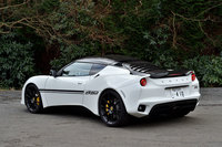 2017年10月に日本でお披露目された「エヴォーラ スポーツ410」。2015年に登場した「エヴォーラ400」を高出力化、軽量化し、空力性能を向上させたモデルである。