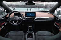 ダッシュボードの上部とドアパネルに使われたブラウンが室内を広く明るく見せている。ステアリングスイッチやインフォテインメントシステムは既存の「ゴルフ」などと同じ意匠なので迷わずに使える。