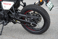 トライアンフ・スピートツイン1200(6MT)/ロイヤルエンフィールド・スクラム411(5MT)/ベネリ・レオンチーノ125(6MT)【試乗記】の画像