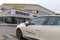 看板掛け替え前のルノー販売店。2018年1月撮影。