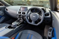 コックピットまわりのデザインは、ルーフの開閉スイッチを除いては、クーペ「ヴァンテージ」と変わらない。