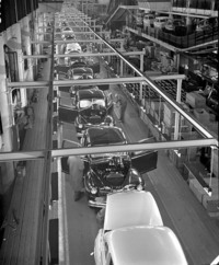1946年のフォード(マーキュリー)のアセンブリーラインの様子。豊田英二は1950年に渡米してGMやフォードの工場を視察。良質な材料や工作機械さえ手に入れば、日本でもアメリカに負けないクルマを作れると確信したという。