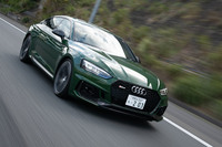 駆動システムにはセルフロッキングセンターディファレンシャルを備えたフルタイム4WDを採用。駆動力配分はややリアよりで、前軸:後軸=40:60を基本に、必要に応じて前軸に最大70%、後軸に最大85%、駆動力を配分する。