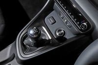 センターコンソールに配されたシフトノブと、ダイヤル式の4WDモード切り替えスイッチ。前後駆動力配分は「ノーマル」モードで6:4、「スポーツ」モードで3:7、「トラック」モードで5:5だ。