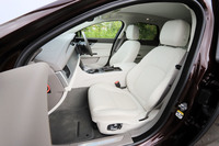 「プレステージ」に標準装備される、パーフォレーテッドグレインレザーシート。電動調整機構付きで、運転席にはメモリー機能も備わる。