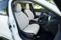 エコレザーのシートは電動調整式。ランバーサポートやマッサージ機能も備わっている。