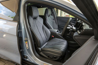 シート表皮はナッパレザーで、ヒーター/ベンチレーション機能を装備。表皮だけでなくフレームにもこだわったとのことで、実際に座り心地が素晴らしい。